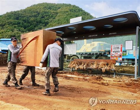 태풍피해 복구지원 나선 50사단 장병들 연합뉴스