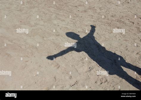 Offene Arme Silhouette Fotos Und Bildmaterial In Hoher Aufl Sung Alamy