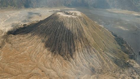 Volcano With A Crater Jawa Indonesia Stock Photo - Download Image Now ...