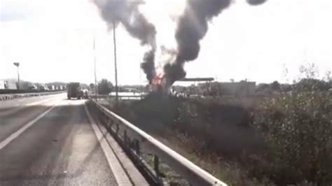 Un TIR a luat foc pe Autostrada A1 în județul Timiș