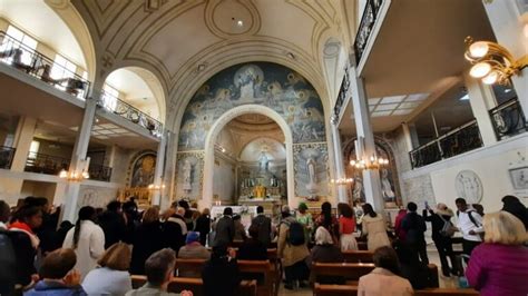 A Capela De Nossa Senhora Da Medalha Milagrosa Em Paris Viajar Correndo