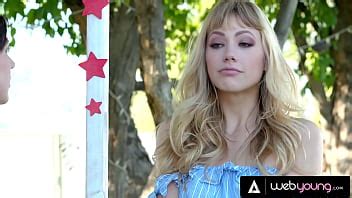 Lesbian Uses Kissing Booth To Fuck Girls XNXX