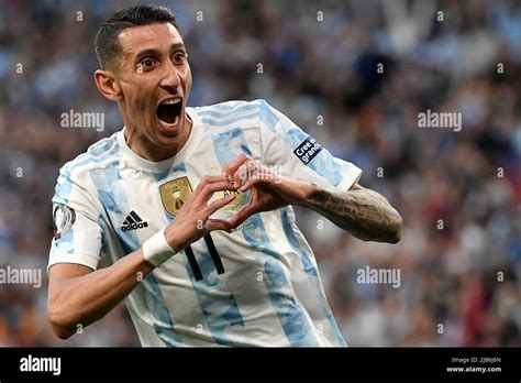 Angel Di Maria De Argentina Celebra Formando Un Corazón Con Sus Manos