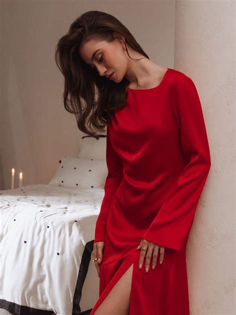 Платье миди с драпировкой на воротнике :: LICHI - Online fashion store