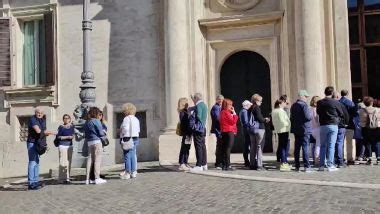 Montecitorio A Porte Aperte Ecco La Fila Dei Visitatori Per Visitare