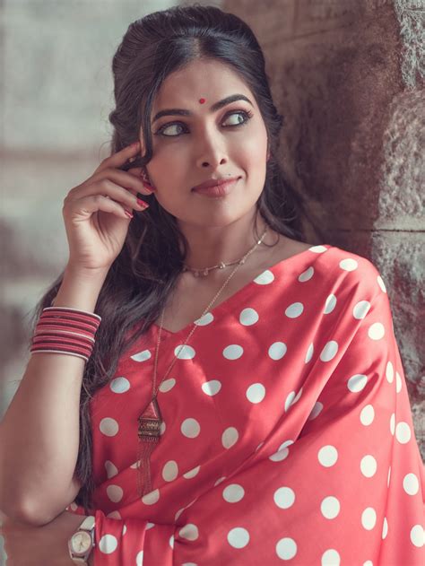 Divi Vadthya Latest Hot Photoshoot In Saree TeluguBulletin