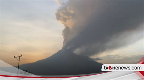 Gunung Lewotobi NTT Kembali Erupsi Hujan Abu Guyur Dua Kecamatan