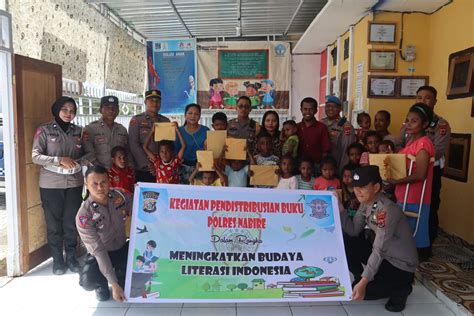 Tingkatkan Budaya Literasi Polres Nabire Bagikan Buku Ke Yayasan