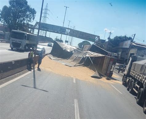 Carreta milho tomba e fecha pista da Rodovia Fernão Dias em Contagem