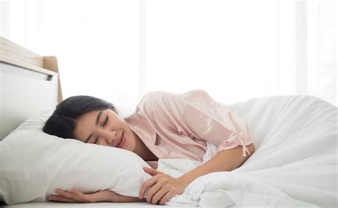 Side Sleeper Guide: How to Sleep on Your Side | Saatva