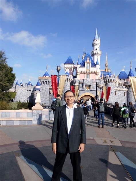 Dwika Sudrajat Dwika Di Disneyland Castles