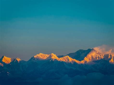 Sun Rise in Kanchenjunga, Tiger Hill, Darjeeling [OC] [4032X3024] : r/EarthPorn