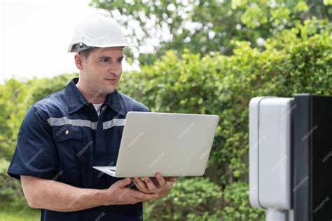 Técnico Calificado Que Trabaja En La Instalación De Una Estación De Carga De Vehículos