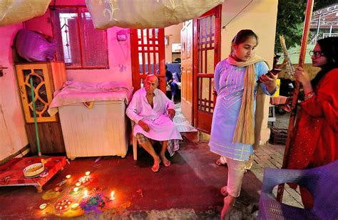 Hindus Celebrate DIWALI In Pakistan Rediff India News