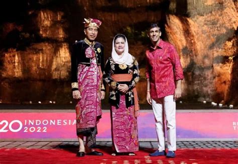 Il Presidente Indonesiano Joko Widodo Con La Moglie Iriana Nella Foto