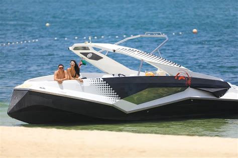 Hermosa Chica En Bikini En Un Yate Foto Premium