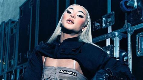 Só de minissaia Pabllo Vittar abre as pernas em clique e detalhe choca