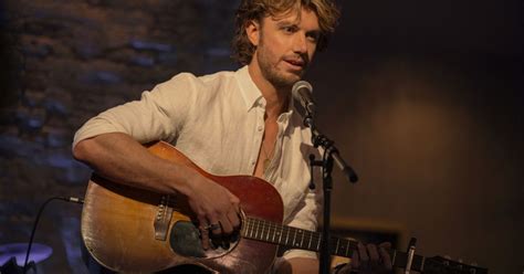 Adam Demos Sex Life choses à savoir sur le beau Brad dans la série de Netflix Purebreak