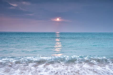 青い海に映える太陽の写真素材 ぱくたそ