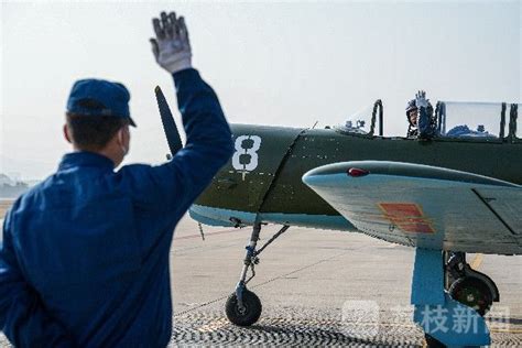 海军航空大学新一批飞行学员圆满完成首次单飞荔枝军事荔枝网新闻