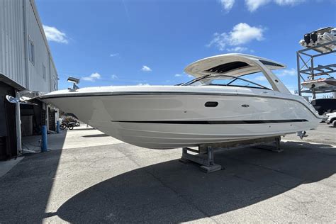 2024 Sea Ray 310 SLX Outboard Runabout Boot Kaufen YachtWorld