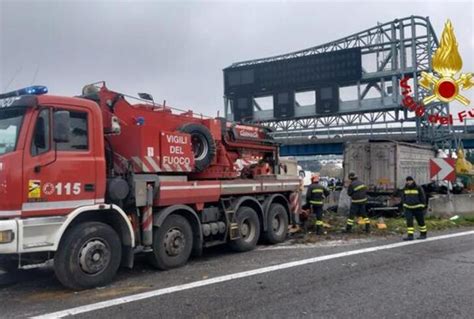 Tir Si Schianta Lungo A Nel Milanese Un Morto Tiscali Notizie