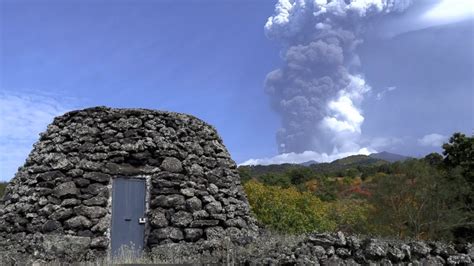 Quei Rifugi Preistorici I Pagghiari Ai Piedi Dell Etna YouTube