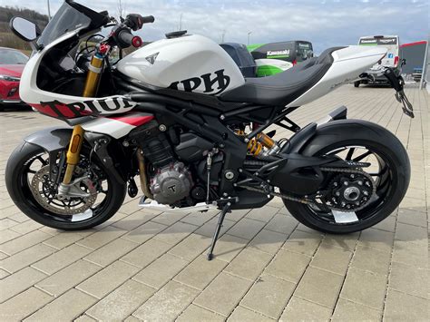 Umgebautes Motorrad Triumph Speed Triple Rr Von Warm Up