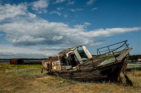 Un Viejo Barco Pesquero De Madera Se Encuentra Abandonado En Una Playa