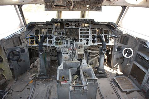 File:5B-DAB - cockpit (2).JPG - Wikimedia Commons