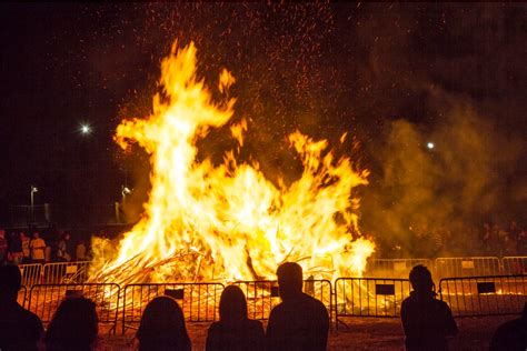 Bonfire Night: A Fiery British Tradition - Eureka! Language Centre