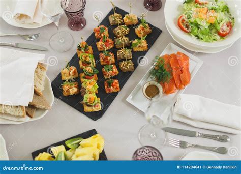 Ajuste De Cena Elegante Sistema De Lujo De La Tabla Del Comedor