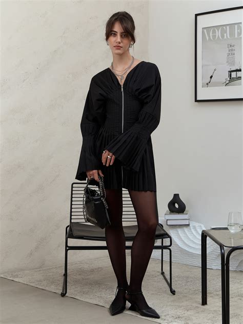 Платье мини с плиссировкой и молнией спереди :: LICHI - Online fashion ...