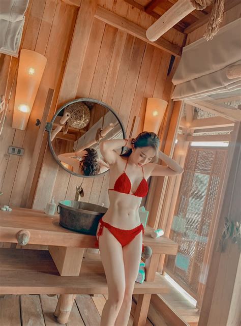 Diện bikini đỏ rực Quỳnh Nga và hoa hậu sexy nhất nhì showbiz Việt Ai nóng bỏng hơn
