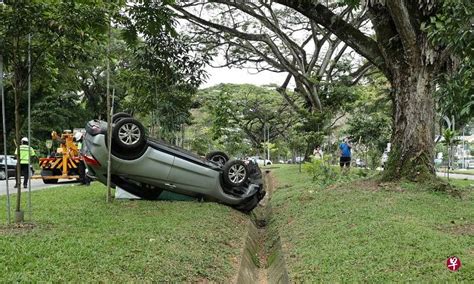 疑与罗厘发生车祸 轿车撞上分界堤后翻覆 Telegraph