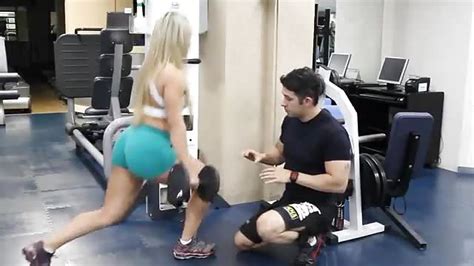 Une blonde bonne à la gym Heureporno