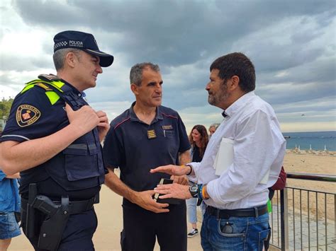 Unes 70 000 Persones Omplen Les Platges De Barcelona Per La Revetlla De