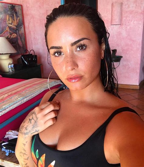 Sexy Demi Lovato Showed Deep Cleavage In Bikini Private Photos