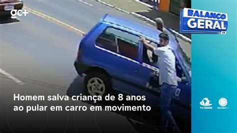 Homem salva criança de 8 anos ao pular em carro em movimento para puxar