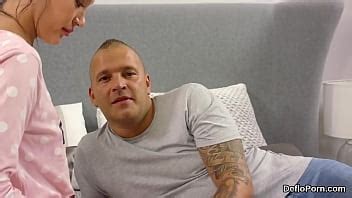 Un chaton fervent étire sa chatte étroite et perd sa virginité XVIDEOS