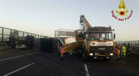 Incidente A Milano Tir Sbanda In Tangenziale Morto Camionista Di Anni