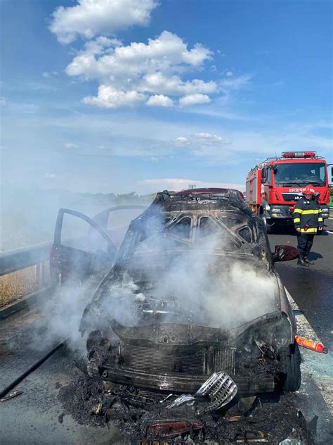 FOTO INCENDIU pe Autostrada A1 între Sebeș și Deva Un autoturism a