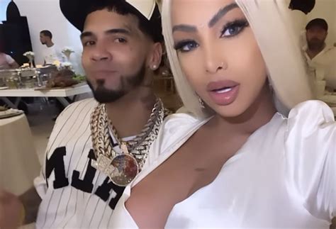 Yailin Presume Su Pronunciado Vientre De Embarazo En Colorido Bikini