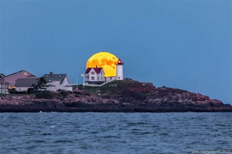 Solve Maine Nubble Lighthouse Full Moon Jigsaw Puzzle Online With 117