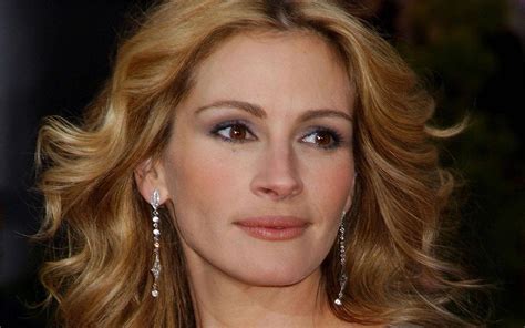 Download Julia Roberts With Wavy Blonde Hair Wallpaper