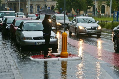 Burza I Ulewa We Wroc Awiu Miejscami Nawet Grad Jest Ostrze Enie