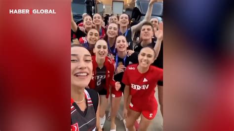 Ampiyon Milli Voleybolcular Klasikle En Kutlamay Yapt B Rakt M