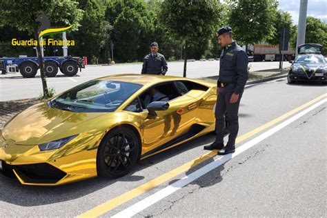 Contrabbando Di Auto Di Lusso Con Targa Svizzera La Guardia Di Finanza