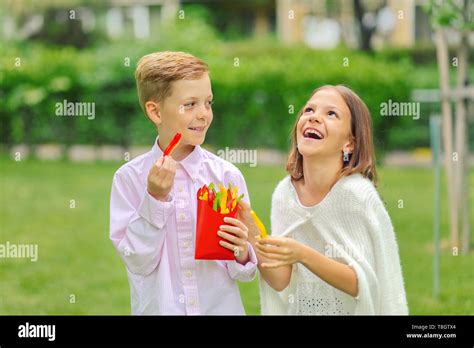 Children sharing food hi-res stock photography and images - Alamy