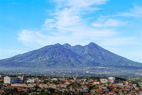 Pengalaman Menegangkan Survive di Belantara Hutan Gunung Salak | SUPERLIVE